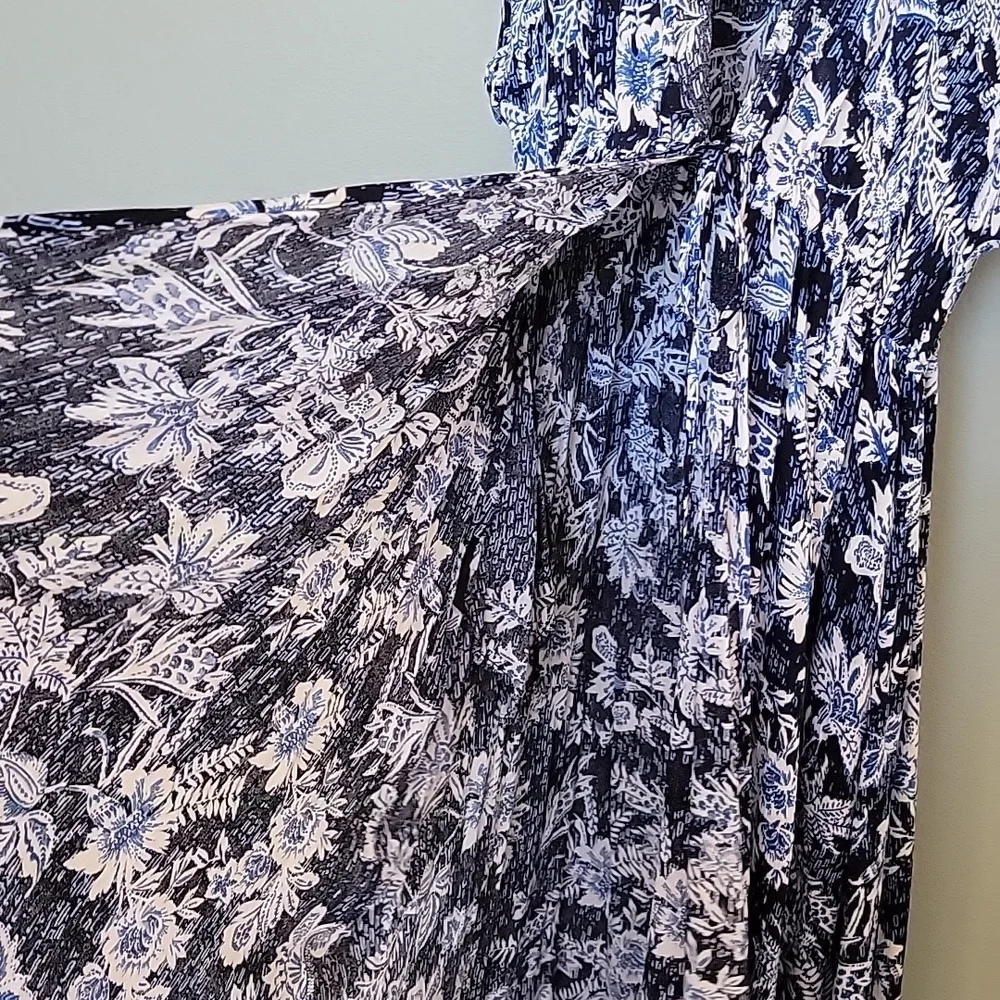 Torrid Summer Navy Floral Crinkled Gauze Hi- Lo Jaftan NWT 00/0 Short Sleeve